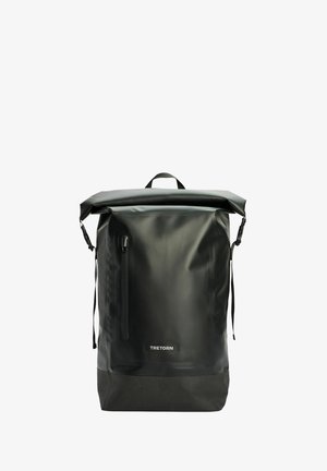 Schwarzer Roll-Top-Rucksack mit einer vorderen vertikalen Reißverschlusstasche und Tretorn-Logo auf dem unteren Frontpaneel.