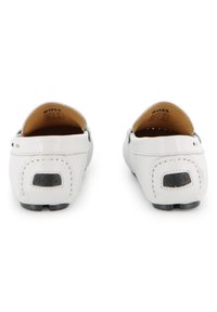 Λευκά δερμάτινα παπούτσια με ελαστική εφαρμογή, στρογγυλή μύτη, ραμμένες λεπτομέρειες και μαύρη ελαστική σόλα. Διαθέτουν ετικέτα με λογότυπο στη φτέρνα.