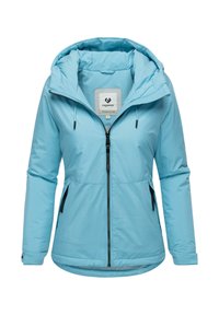 Giacca isolata azzurro chiaro con zip anteriore, cappuccio regolabile e tasche laterali. Presenta una superficie liscia e un design aderente.