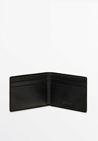 Portafoglio in pelle nera con design aperto, dotato di multiple tasche per carte e marchio in rilievo. Texture liscia, stile minimalista.