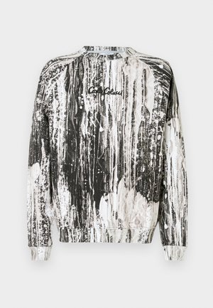 Crewneck-trøje med et sort-hvidt abstrakt print med sprøjt. Materialet er blødt med ribstrikkede manchetter og kant. Broderet logo er til stede.