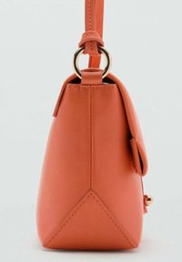 Orange lædertaske med en trekantet form, der har en flad bund, guld hardware og en løkke-straps detalje. Glat tekstur med diskret syning.