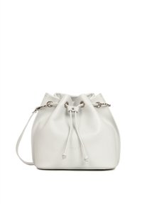 Sac seau en cuir blanc avec une surface texturée, un haut resserré et des finitions en métal argenté. Présente une bandoulière et un logo sur le devant.