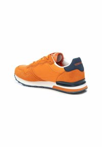 Sneaker arancione con suola bianca, tassello sul tallone blu navy etichettato "Teddy Smith" e design a strati in suede e tessuto, mostrato dal lato destro posteriore.