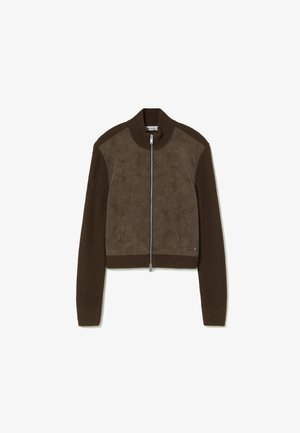 Veste bomber marron avec fermeture éclair à l'avant, corps en suède et manches en tricot côtelé. Deux poches latérales, design court et détails en tissu texturé.