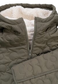 Olijfgroene gewatteerde jas met een zachte witte fleece voering, voorzien van een ritssluiting aan de voorkant, een bloemenstiksels patroon en een capuchon.