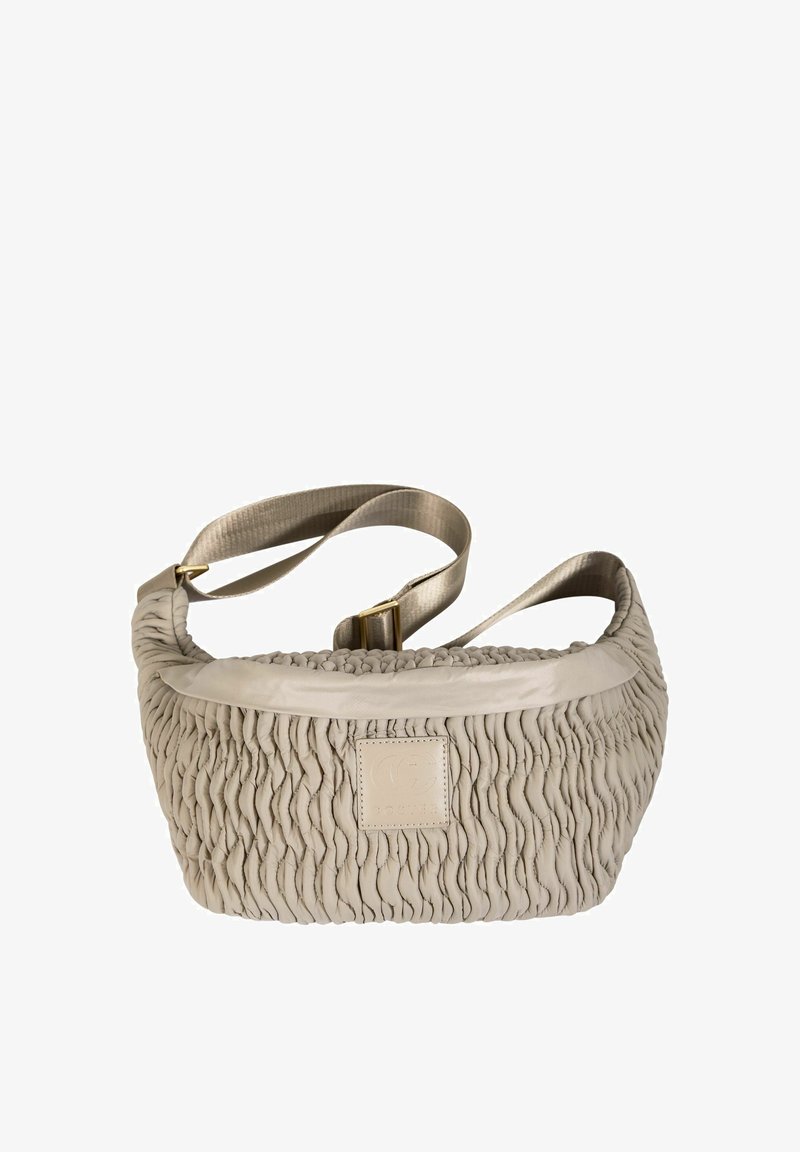 Sac bandoulière beige en cuir tissé avec sangle réglable et patch logo à l'avant, conçu pour un usage décontracté ou quotidien.