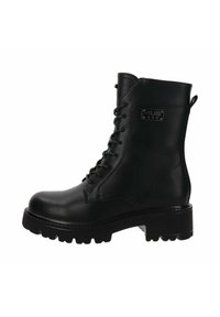 Bottine noire en cuir avec un système de laçage, semelle robuste avec des crampons et un détail de tag sur le côté. Texture lisse avec une finition mate.