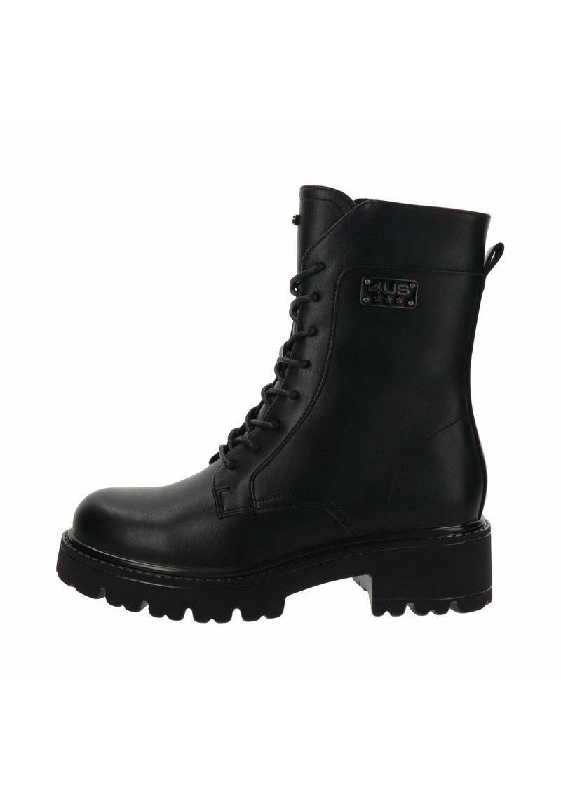 Bottine noire en cuir avec un système de laçage, semelle robuste avec des crampons et un détail de tag sur le côté. Texture lisse avec une finition mate.