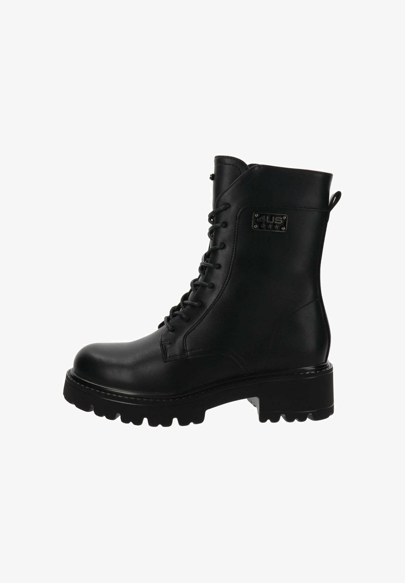 Botín negro de piel con diseño de cordones, suela resistente con tacos y detalle de etiqueta lateral. Textura suave con acabado mate.