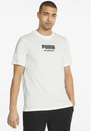 Hvid bomulds-T-shirt med korte ærmer og rund halsudskæring, med et sort "PUMA" logo og "MINECRAFT" tekst trykt foran.