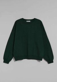Sudadera de cuello redondo verde oscuro con mangas largas abullonadas y puños y dobladillo acanalados, colocada plana sobre un fondo gris claro.