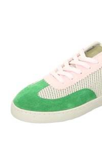 Sneaker mit grünem Wildlederspitze und Akzenten, oberer Teil aus pinkem Stoff, seitliche Einsätze aus Mesh und weißer Gummisohle. Die Schnürsenkel sind hellrosa.