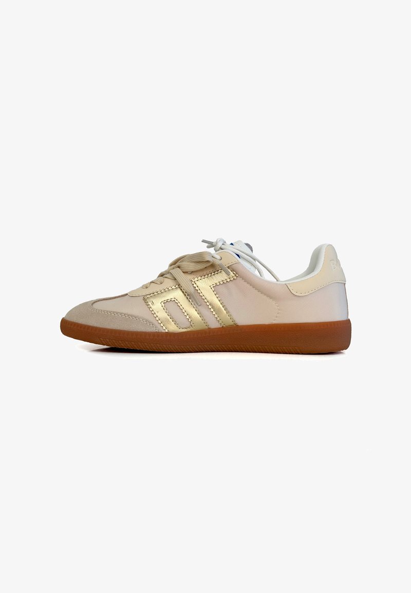 Sneaker con una combinazione di colori beige e bianco con accenti dorati, materiali lisci e strutturati, suola in gomma marrone piatta e design con lacci.
