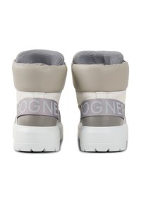 Białe i jasnoszare skórzane sneakersy za kostkę, wyposażone w wyściełany kołnierz, siateczkową wyściółkę oraz wyraźny szary pasek z logo z tyłu.