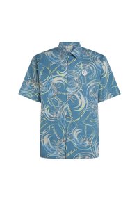 Camicia a maniche corte con bottoni di colore azzurro chiaro, decorata con motivi a spirale astratti in bianco e giallo, con un'etichetta rotonda sul petto.