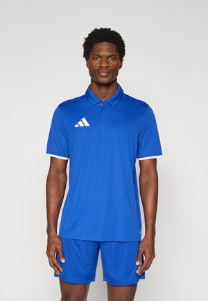 Blauw sportief poloshirt met witte kraagaccenten en drie witte strepen op de linkerborst, gecombineerd met bijpassende blauwe korte broek.