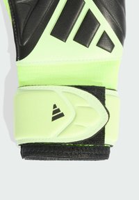 Doelmanhandschoen met een zwart en neon groene uitstraling. Kenmerkt zich door een gestructureerde handpalm, een gevoerd polsbandje en opvallende zwarte logo's.