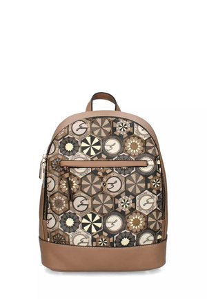 Zaino con base in pelle marrone e tessuto decorato con forme geometriche e loghi circolari con testo e una lettera "G" stilizzata.