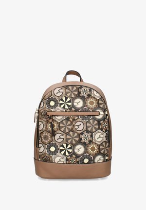 Zaino con base in pelle marrone e tessuto decorato con forme geometriche e loghi circolari con testo e una lettera "G" stilizzata.