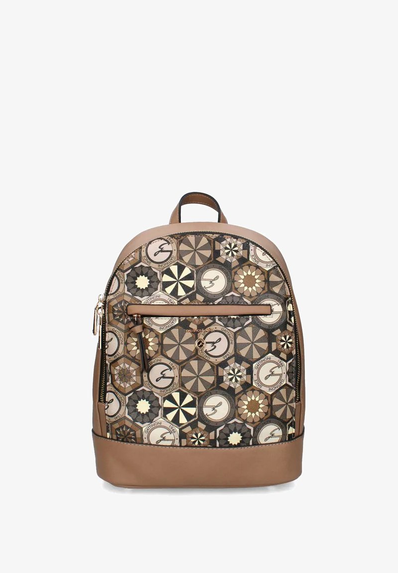 Zaino con base in pelle marrone e tessuto decorato con forme geometriche e loghi circolari con testo e una lettera "G" stilizzata.