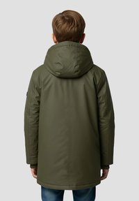 Parka verte isolée avec une grande capuche. Présente une texture lisse, des manches longues et une coupe droite, se terminant au milieu des cuisses. Aucune marque visible.
