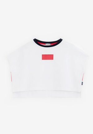 Hvid kort t-shirt med sort kant ved kraven og en rød rektangulær lap placeret midt under halsudskæringen, mærkeetiket på sidesømmen.