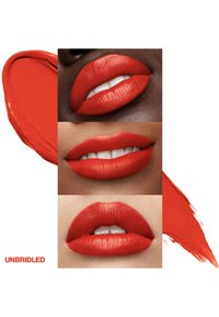 Las pruebas de labial rojo muestran tres acabados diferentes: brillante, satinado y mate. El color rojo vibrante es consistente con una textura cremosa.