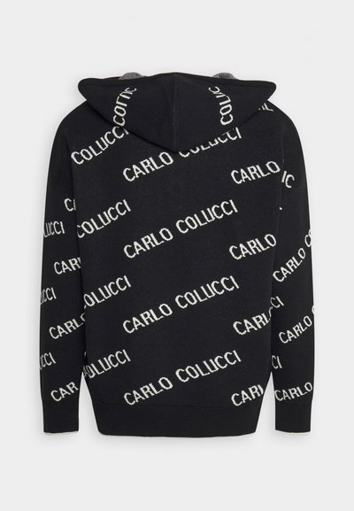 Sweatshirt à capuche noire avec le texte blanc répétitif "CARLO COLUCCI." Texte en diagonale sur le tissu. Poignets et ourlet côtelés. Texture douce.