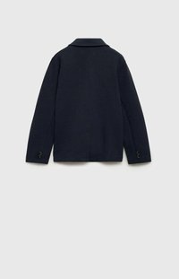 Marinblå jacka med en slät yta, långa ärmar och en kraag med klipp; har två knappar vid varje manschett och en rak design bak.