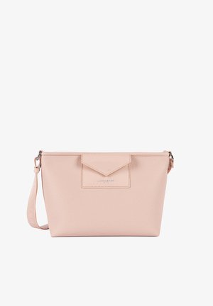 Sac bandoulière en cuir texturé rose clair avec rabat en forme d'enveloppe et bandoulière réglable, logo Lancaster Paris sur le devant.