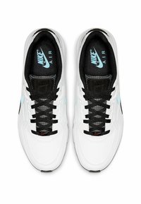 Sneaker Nike bianchi con lacci neri, rifiniture nere e accenti del logo blu chiaro. Parte superiore in pelle liscia e suola texturizzata.