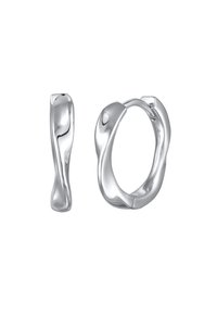 Pendientes de aro de plata con un diseño ondulado, que presentan un acabado pulido. Un pendiente tiene una forma alargada, mientras que el otro es un aro circular.