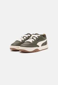 Sneaker in pelle verde scuro con dettagli bianchi, punta rotonda e lacci beige. Suola chiara con base in gomma testurizzata.