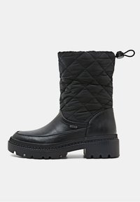 Botte noire mi-mollet avec dessus en tissu matelassé, partie inférieure en cuir, bout arrondi, semelle épaisse à crampons et cordon réglable en haut.