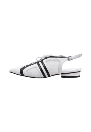 Chaussure à lacets slingback en cuir blanc et noir avec bout pointu, petit talon carré et panneaux en mesh sur fond blanc.