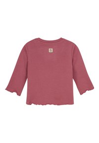 Langärmliges, staubrosa T-Shirt für Kleinkinder mit gewellten Kanten und einem kleinen quadratischen Etikett in der Nähe des Ausschnitts, auf dem "To the Moon" steht.