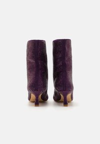 Alma en Pena Classic ankle boots - violet