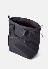 Sac fourre-tout gris en tissu texturé avec un bord festonné, doté de poignées doubles et d'une poche zippée à l'intérieur. Détail du logo bleu visible.