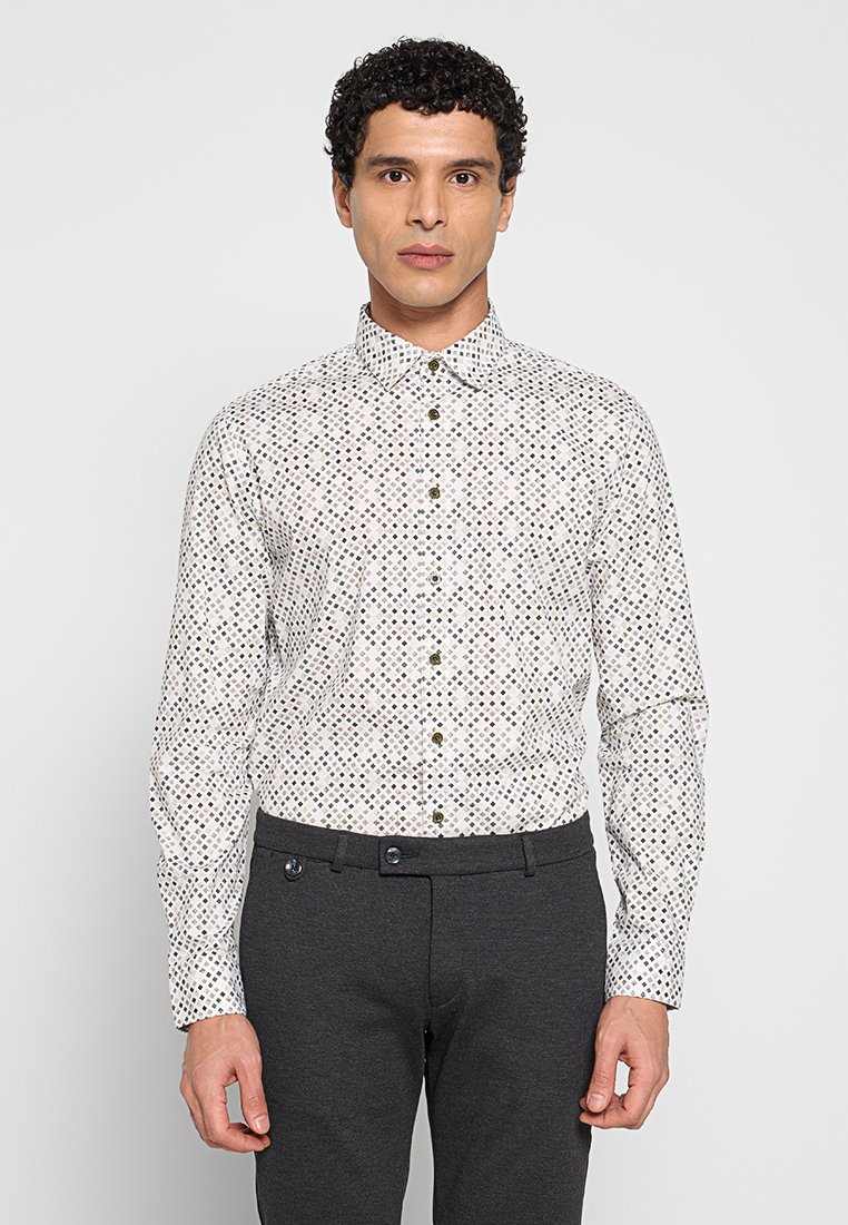 Witte overhemd met knopen en een geometrisch patroon in blauw, groen en bordeauxrood. Heeft een klassieke kraag en manchetten. Draagt bijpassende donkergrijze broek.