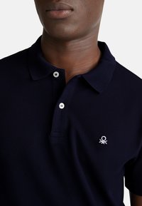 United Colors of Benetton SHORT SLEEVE WITH LOGO PATCH ON LEFT BREAST - Polotričko - blue