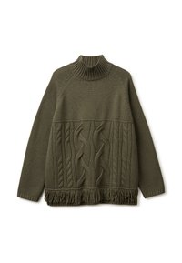 Pletený oversized svetr v olivově zelené barvě s vysokým žebrovým límcem, texturovanými kabelovými vzory a detaily střapců na spodním lemu.