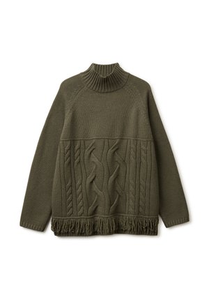 Suéter de punto oversized en verde oliva con un alto cuello acanalado, patrones de cable texturizados y un detalle de flecos en el dobladillo inferior.