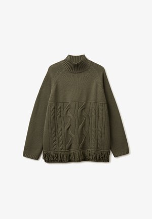 Suéter de punto oversized en verde oliva con un alto cuello acanalado, patrones de cable texturizados y un detalle de flecos en el dobladillo inferior.