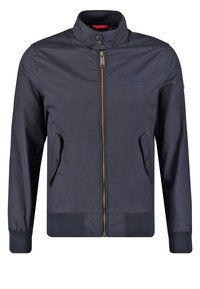 Námořnicky modrá bomber bunda s stojáčkem, dvěma předními kapsami, zlatým zipem a žebrovanými manžetami. Hladká, matná látka s logem.