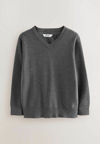 Maglione grigio a collo a V con maniche lunghe, realizzato in un tessuto a maglia testurizzata. Presenta un orlo e polsini a coste, con un dettaglio del logo nella parte inferiore.