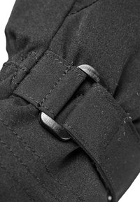 Schwarzes Textilband mit einem Metallclip, verstärkt mit Nähten und einer glatten Textur, sicher befestigt für eine verstellbare Passform.