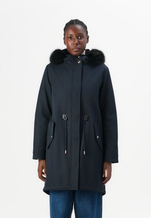 Marine parka jas met een faux fur capuchon, trekkoord in de taille, zijzakken en goudkleurige hardware, met een rechte snit en zachte textuur.