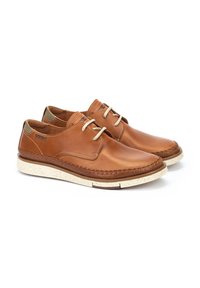 Scarpe marroni in pelle con una finitura liscia, punta rotonda e dettagli di cucitura lungo i lati. Suola chiara con puntini e lacci beige.