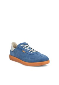 Μπλε αθλητικό παπούτσι από σουέτ με λευκά κορδόνια, ταμπά ετικέτα, μπεζ γιακά τακουνιού και πορτοκαλί λαστιχένια σόλα γωνιακά τοποθετημένο για να φαίνεται η εξωτερική πλευρά.